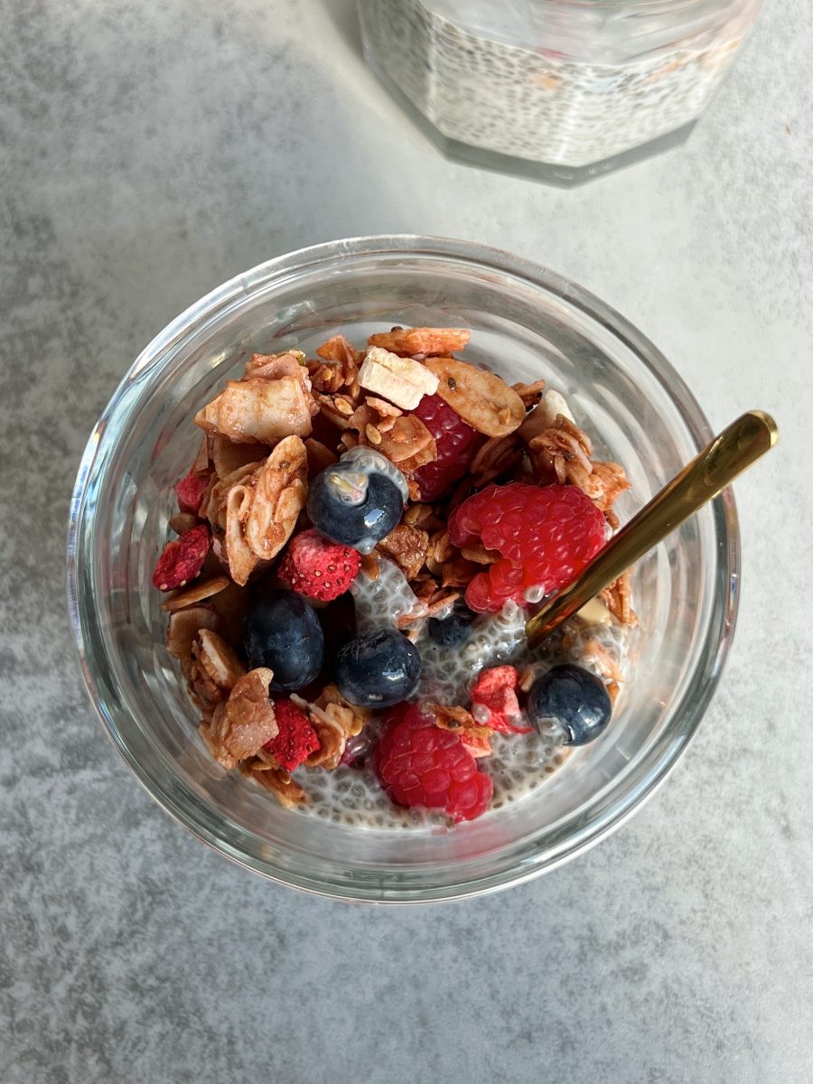 Vanilla Pudding Breakfast Jars with Muesli and Fruit by